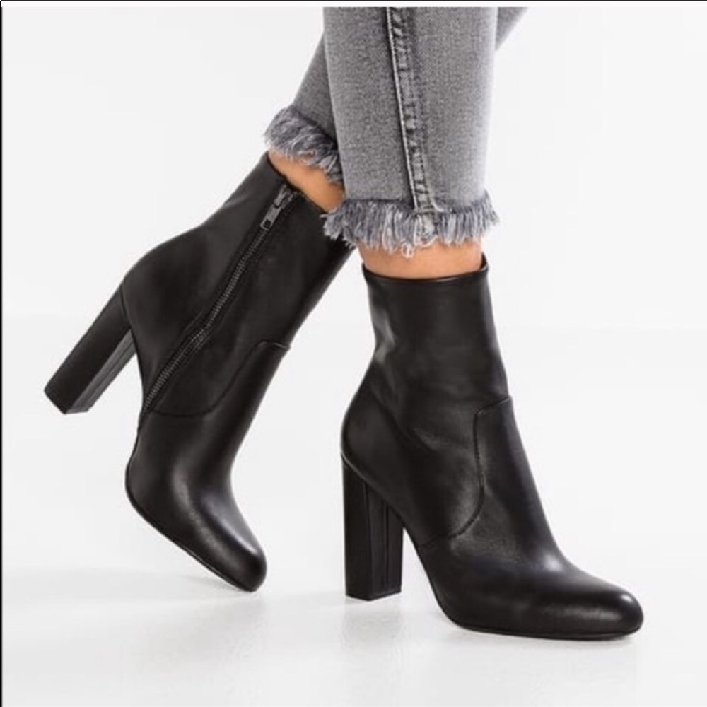 NWOT Steve Madden Edit Leather Bootie